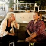 Maria Bekatorou Instagram - Δυο ποτήρια τζιν και ένα βράδυ γεμάτο αγάπη και αλήθειες…Με τη @giota_negka_official μας συνδέουν πολλά.Η ζωή μας επιφύλασσε τις πιο ωραίες εκπλήξεις μετά από πολλά χρόνια δουλειάς και αφοσίωσης.Τη Γιώτα τη θαυμάζω και μαγεύομαι πάντα από τη σπουδαία φωνή της…Μεγάλη ερμηνεύτρια, «ωραίος» άνθρωπος 🤍 Και αφορμή για να γνωριστούμε πριν λίγα χρόνια το υπέροχο «Το δίκιο μου» #samosisland #musiclovers #blessed #lavieestbelle