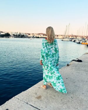 Maria Bekatorou Instagram - Καλό μήνα!Έφτασε ο  Αύγουστος με τα ωραία του…Τον ήλιο,το φεγγάρι,τη θάλασσα,τα χρώματα…Πάμε να το γιορτάσουμε με το πιο καλοκαιρινό καφτάνι ΔΩΡΟ
Για να κερδίσετε: 
💫Ακολουθήστε @saltwater_gr και @saltwater_resortboutiques 
💫Κάντε like στη φωτογραφία και…
Καλές διακοπές! 
Η κλήρωση θα γίνει στις 4 Αυγούστου.Καλή επιτυχία ❤️