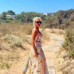 Maria Bekatorou Instagram - Ο Αύγουστος που αγαπώ και αεράκι έχει,και καλούς φίλους έχει,και θάλασσα και παιδική ανεμελιά…Εύχομαι να περνάτε υπέροχα και να περπατάτε σε ωραία μονοπάτια 🤍 #summertime #thankful #greekaugust #opospalia #positivevibes #positivequotes #lavieestbelle @saltwater_gr