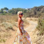 Maria Bekatorou Instagram - Ο Αύγουστος που αγαπώ και αεράκι έχει,και καλούς φίλους έχει,και θάλασσα και παιδική ανεμελιά…Εύχομαι να περνάτε υπέροχα και να περπατάτε σε ωραία μονοπάτια 🤍 #summertime #thankful #greekaugust #opospalia #positivevibes #positivequotes #lavieestbelle @saltwater_gr