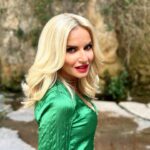 Maria Bekatorou Instagram - Βγήκα στο φως της ημέρας για να βρω τον ήλιο τον λαμπερό…Και τον βρήκα και ήταν ευεργετικός και μας γέμισε χαρά…Και ενέργεια…Και συνειδητοποίησα πως πέρασαν τα χρόνια της καραντίνας και ίσως τώρα να ξεχάσαμε τι περάσαμε…Είμαστε ελεύθεροι να βλέπουμε τον ήλιο!Αυτό είναι από μόνο του ένα μήνυμα ζωής 🤍 #blessed #thankful #positivethoughts #lavieestbelle