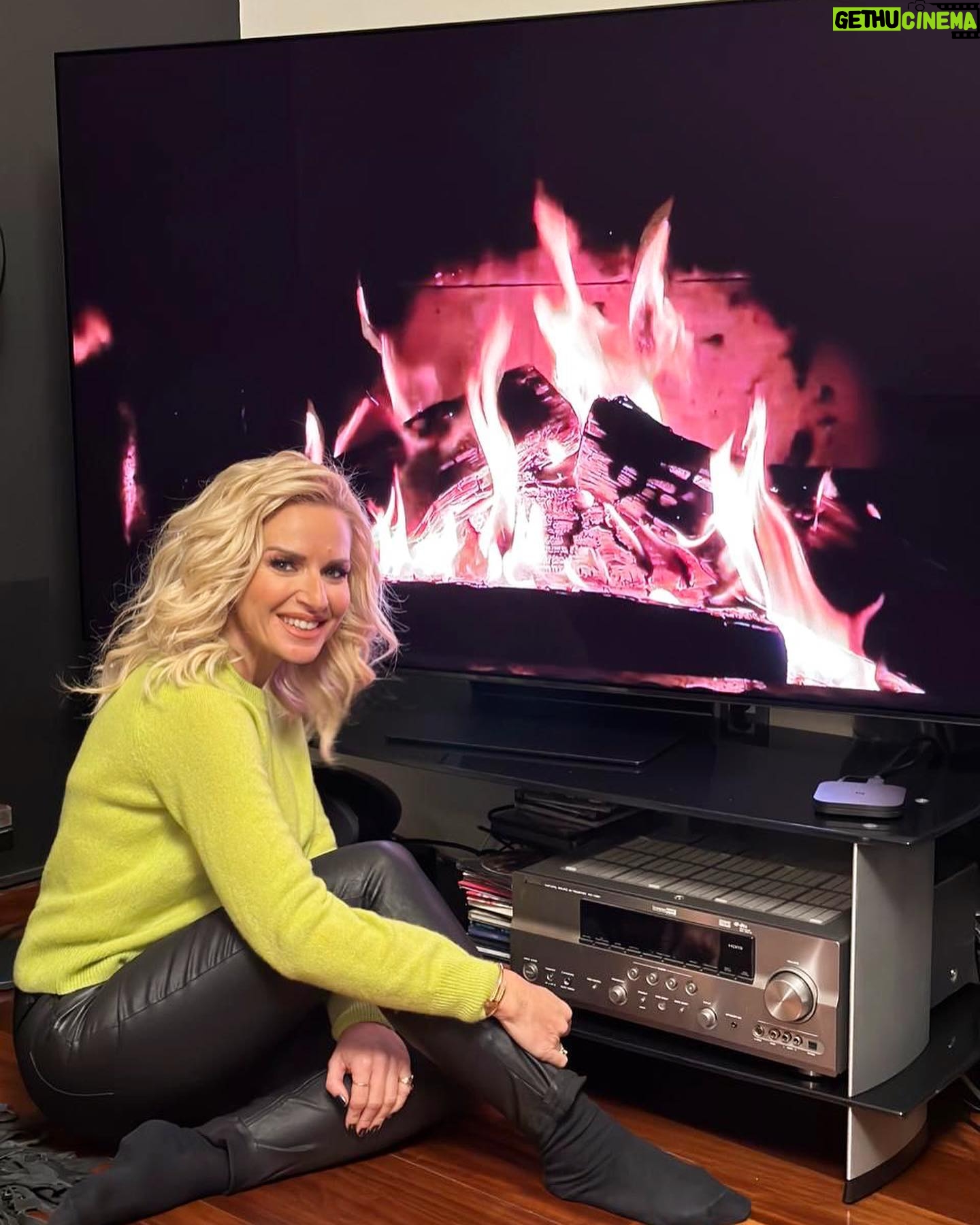Maria Bekatorou - 9K Likes - #ad Ο χώρος μου έχει κάτι διαφορετικό.Η Samsung OLED μου «φτιάχνει» ατμόσφαιρα με τα ζωντανά χρώματα, το έντονο μαύρο και την εκπληκτικά λεπτή σχεδίαση. Και αν βάλω μουσική ή ταινία, η εμπειρία γίνεται πιο wow από ποτέ με Dolby Atmos®️!
#SamsungOLED @SamsungGreece