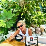 Maria Bekatorou Instagram - Το πιο ωραίο πρωινό είναι αυτό που έχουμε, εμείς επιλέξει. Ηλιόλουστη, χαλαρή μέρα με τις αγαπημένες μου τραγανές μπουκιές Quaker με σοκολάτα @quakergreece @quaker_cyprus #quaker #startwithquaker #breakfast #oeidikostivromi