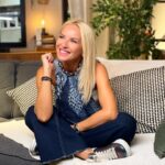 Maria Bekatorou Instagram - Με τη θερμοκρασία να πέφτει σιγά σιγά,τολμώ να πω ότι το φθινόπωρο είναι επίσημα εδώ!Και τι καλύτερο από το να ανανεώσω το σαλόνι μου!Γι’αυτό ήρθα μια βόλτα από την αγαπημένη μου @ikeagreece ώστε να πάρω έμπνευση και να τη μοιραστώ μαζί σας σε ένα IKEA Live Shopping Event αυτή τη Δευτέρα 26/09 στις 17:00!Παρέα θα ανακαλύψουμε νέες ιδέες και έξυπνες λύσεις για την ανανέωση του σαλονιού!Δείτε ζωντανά τη μετάδοση στο ikea.gr και κάντε Live τις αγορές σας με πολλές εκπλήξεις.Σας περιμένω! #ikeagreece #zoumemazi #ikealiveshoppingevent