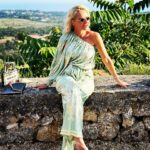 Maria Bekatorou Instagram - Γάμος έγινε και όλα ήταν φανταστικά @passionalley #weddingday #giorgoseirini #myisland #weddingoutfit