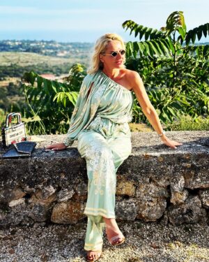 Maria Bekatorou Instagram - Γάμος έγινε και όλα ήταν φανταστικά @passionalley #weddingday #giorgoseirini #myisland #weddingoutfit
