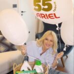 Maria Bekatorou Instagram - #ad το ARIEL ήταν πάντα δίπλα μας, ο σύμμαχος μας για πεντακάθαρα ρούχα. Φέτος γιορτάζει 55 χρόνια στην Ελλάδα και συνεχίζει να μας προσφέρει καθαριότητα και φρεσκάδα! #Ariel55years#ArielGreece