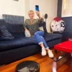 Maria Bekatorou Instagram - Selfie με το αγαπημένο πλέον Xiaomi 12T Pro, αλλά και τον νέο έξυπνο φίλο μου, την Mi Robot Vacuum Mop 2 Pro! Συνδέονται μεταξύ τους εύκολα & γρήγορα για αποτελεσματικό καθάρισμα σε όλο το σπίτι και εγώ κερδίζω περισσότερο χρόνο για μένα! Περισσότερο χρόνο για selfies δηλαδή! 😉 #Xiaomigreece #InnovationForEveryone #Xiaomi12TPro#MiRobotVacuumMop2Pro @xiaomigreece