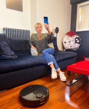 Maria Bekatorou Instagram - Selfie με το αγαπημένο πλέον Xiaomi 12T Pro, αλλά και τον νέο έξυπνο φίλο μου, την Mi Robot Vacuum Mop 2 Pro! Συνδέονται μεταξύ τους εύκολα & γρήγορα για αποτελεσματικό καθάρισμα σε όλο το σπίτι και εγώ κερδίζω περισσότερο χρόνο για μένα! Περισσότερο χρόνο για selfies δηλαδή! 😉 #Xiaomigreece #InnovationForEveryone #Xiaomi12TPro#MiRobotVacuumMop2Pro 
@xiaomigreece