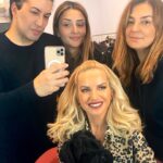 Maria Bekatorou Instagram - Χαρούμενοι σε ένα καμαρίνι γεμάτο φως💫 @bouloubasisv @elsaprotopsalti @iro_krass #happypeople #positivevibes #kamarinistories #lavieestbelle