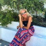 Maria Bekatorou Instagram - Μεγάλη μέρα σήμερα…Από τις πιο ωραίες μέρες του χρόνου…Ραντεβού ευλογημένο κάθε χρόνο στο χωριό για τη γιορτή της Παναγίας… Όλο το χωριό μια παρέα…Εδώ που παίζαμε μικροί,τώρα τρέχουν άλλα παιδιά με τα «καλά» τους ρούχα και μας θυμίζουν ότι υπάρχει ακόμα ανεμελιά…Εδώ παίζαμε κρυφτό και κυνηγητό και περιμέναμε να φάμε άρτο αγιασμένο με μπόλικο μέλι…Αυτή είναι η ζωή…Και είναι ωραία και ας περνούν τα χρόνια..Να είμαστε καλά,να φοράμε τα χρωματιστά μας ρούχα και να νιώθουμε ευγνωμοσύνη που είμαστε καλά και μπορούμε να ζούμε όπως,ίσως,ονειρευόμαστε🌟Και του χρόνου αγαπημένοι μου 🙏🧿