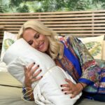 Maria Bekatorou Instagram - Σήμερα, είμαι πολύ ενθουσιασμένη γιατί βρέθηκα στο πιο φθινοπωρινό IKEA Live Shopping Event και με την βοήθεια του Τάκη Βαρτζίκου, ΙΚΕΑ Product Category Manager, είδαμε πώς μπορούμε να επιλέξουμε το ιδανικό πάπλωμα για έναν υπέροχο ύπνο και γλυκά όνειρα! Αν δεν το παρακολουθήσατε live, μπορείτε να το βρείτε στο ikea.gr Και να ξέρετε, σας περιμένει προσφορά-έκπληξη! Μην πείτε ότι δεν σας το 'πα! #ikeagreece #IkeaLiveShoppingEvent»