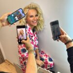 Maria Bekatorou Instagram - Δύο κινητά με κάμερα και ένα με φακό για μια φωτογραφία στο καμαρίνι… Τα χέρια ανήκουν: @elsaprotopsalti @bouloubasisv @iro_krass #blessed #bestteam #kamarinistories #thechasegr