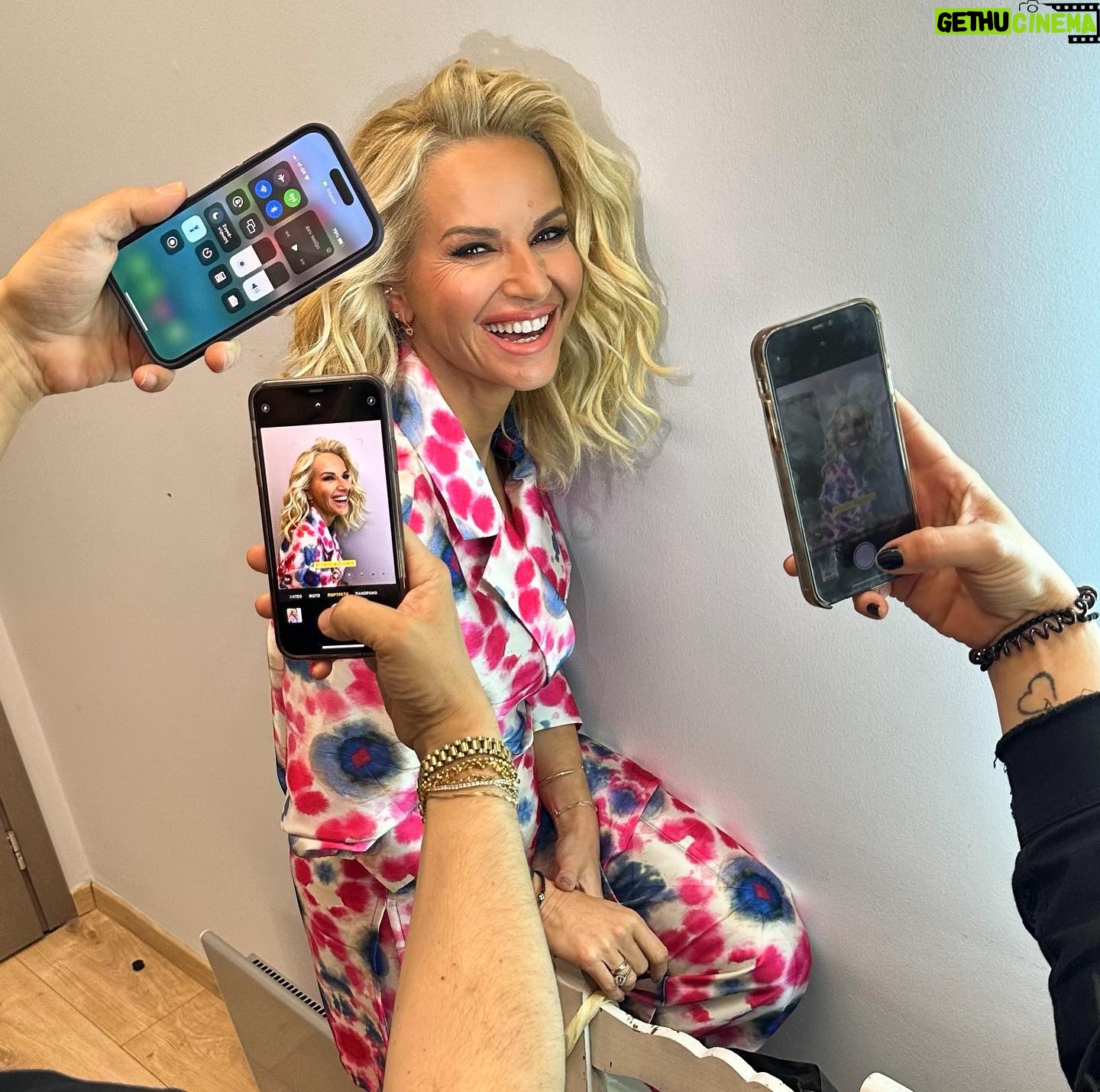 Maria Bekatorou Instagram - Δύο κινητά με κάμερα και ένα με φακό για μια φωτογραφία στο καμαρίνι… Τα χέρια ανήκουν: @elsaprotopsalti @bouloubasisv @iro_krass #blessed #bestteam #kamarinistories #thechasegr