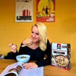 Maria Bekatorou Instagram - Η μέρα μου ξενικά με μεγάλο χαμόγελο & Quaker! Σήμερα επέλεξα Τραγανές Μπουκιές με Σοκολάτα Υγείας. Οι αγαπημένες μου ❤ #quaker #startwithquaker #oeidikostivromi #breakfast @quakergreece @quaker_cyprus