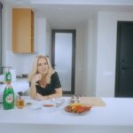 Maria Bekatorou Instagram - #ad Μπορεί να μην έμαθα να κόβω σωστά τις πιπεριές κατά τα λεγόμενα του @dimitrisskarmoutsos αλλά έμαθα πως το Fairy Ultra @fairy.greece διαρκεί έως και δύο φορές περισσότερο ακόμα και σε πιο κρύο νερό. * #FairyGreece #FairyUltra #ΣυμFairy *23°C