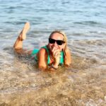 Maria Bekatorou Instagram - Γιατί αγάπη υπάρχει μέσα στο κάθε τι…Και η θάλασσα έχει πολλή αγάπη🤍 @saltwater_gr #summervibes #augustquotes #positivethinking #lavieestbelle #boundswimwear