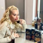 Maria Bekatorou Instagram - Αυτόν το χειμώνα ανακάλυψα την απόλυτη coffee pairing απόλαυση, την υπέροχη νέα σειρά L’OR Flavours! Μπήκα στο lorcoffeegallery.gr, έμαθα για τους Coffee Artists και ένιωσα την μαγεία του καφέ … εγώ είμαι ανάμεσα στο α πόλυτα ισορροπημένο χαρμάνι espresso με νότες βανίλιας και στη λαχταριστή ισορροπία ελαφριάς γλυκύτητας της γέυσης καραμέλας.. εσύ; #LORFlavours #LORespresso #theartofcoffeepairing