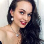 Maria Bersenyova Instagram - ПОЗРАВЛЯЕМ ПОБЕДИТЕЛЯ @lastochka_travels 💝 А давно у нас не было классных розыгрышей, не находите? 😅 Я нашла классный интернет-магазин @defleur_jewelry , где представлен огромнейший выбор ювелирных изделий из золота и серебра с обычным или барочным жемчугом на самый взыскательный вкус. Особенно приятно, что это наш(!) Российский бренд, где представлены украшения от роскошных, вечерних на выход, до самых простых и непритязательных. Для себя я выбрала комплект сережек из белого золота с барочным жемчугом (давно искала!) и небольшое аккуратное колье к ним (подробнее покажу в сторис 👌🏻😉), а для дочки уже присмотрела чудесные маленькие гвоздики! 🥹 Заказать украшения (до 5 изделий) можно на дом с примеркой, что очень удобно и актуально для меня, тк по магазинам ходить я не имею времени и возможностей. 🤷🏻‍♀️ Ну а теперь вернемся к самому приятному! 😅 Итак: Выиграть СЕРТИФИКАТ на 10000руб. можно при выполнении условий: ▫️подписаться на @defleur_jewelry и на @berseneza ▫️сделать репост этого поста в сторис и отметить @defleur_jewelry и @berseneza ▫️отметить двух друзей в комментариях под этим постом (можно неограниченное кол-во раз) ▫️ поставить ❤️ трём последним публикациям @berseneza и @defleur_jewelry Итоги подведём уже во вторник 5 сентября в 13:00 с помощью генератора случайных чисел 🕊 Желаем всем удачи!🤍 ❗️Полные условия конкурса и получение приза смотрите по ссылке, прикреплённой в шапке профиля @defleur_jewelry ❗️Участвуют все жители РФ ❗️Бесплатная доставка по всей РФ