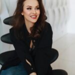 Maria Bersenyova Instagram - Я благодарна миру insta в первую очередь за ПОТРЯСАЮЩИХ людей, многих из которых я узнала именно здесь ♥️ Они мотивируют, заставляют становиться лучше, двигаться вперед… Они дают возможность делать добро! Лена @trishhhh_duble2 одна из таких. Я познакомилась с ней несколько лет назад, как-то сразу, без всяких сомнений поверила, стала помогать и поддерживать по возможности. Много раз рассказывала о ней в сторис и знаю, что некоторые мои подписчики уже давно присоединились к добрым делам, которые люди делают ВСЕ ВМЕСТЕ (в основном суммами по 100/200р. - это чистая правда!) под самым ЧЕСТНЫМ руководством Лены Тришиной у неё на страничке! 🥹🫶🏻 Свидетелем уже скольких ЧУДЕС, в прямом смысле слова, за это время я стала.., сколько хороших, добрых людей обрели жизненно важные вещи - поддержку, лечение, жилье, … надежду, смысл! … 🙏🏻✨ не буду описывать, сами смотрите! Пенсионерка Светлана Чернова жила в цистерне(!) без воды, газа и отопления… Это лишь одна из многочисленных чудесных историй, как пример и иллюстрация моего рассказа о чудесной волшебнице Елене, а у неё на страничке вы сможете увидеть их ВСЕ - каждая из которых по своему уникальна и трогательна… Посмотрите, почитайте… и я уверена, вам очень захочется задержаться в этой компании добрых сердец, потому что совершенно точно и непременно ваша душа потребует стать свидетелем новых чудес 😅🫶🏻✨ , прикоснуться и быть причастным хоть к одной такой истории.., ведь от этого так тепло и радостно сразу станет на душе! 🙂🙌🏻 … И вы конечно же останетесь, а это значит, что и сборы будут закрываться быстрей и дел добрых можно будет сделать в два раза больше! 🥹🙌🏻✨Потому что #нашасиларастет с каждым днем и я счастлива наблюдая, замечать все чаще, что эта потрясающая(!) на мой взгляд, потребность - ОТДАВАТЬ (особенно в наше непростое время) для многих становится все большей и большей необходимостью. 🥹🫶🏻 Присоединяйтесь! Рада указать самое краткое направление))) (проверенней некуда) 😅🙌🏻 Хочу, чтобы добра в мире было больше! @trishhhh_duble2 СПАСИБО ЧТО ДАЕШЬ НАМ ВОЗМОЖНОСТЬ ♥️