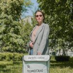 Maria Bersenyova Instagram - Вот и долгожданное лето! У него особенный запах и звучание, которые ощущаются даже через приоткрытое окно. И можно совместить приятную прогулку с полезным — принести готовые обеды одиноким пенсионерам. Многие из них уже не выходят из дома и видят солнце и зеленые деревья только через окно. Им не хватает общения, а бытовые дела даются тяжело.  Фонд «Дари еду» доставляет бесплатные обеды пожилым людям. Питание готовят на социальных кухнях, а сами обеды доставляют волонтеры.  В мае к благотворительной доставке присоединилась актриса театра и кино Мария Берсенева @berseneza. Она не только принесла обеды бабушкам и дедушкам, но и тепло пообщалась с пожилыми людьми. Мария уверена, что волонтер получает от своего труда столько же пользы и удовольствия, сколько и подопечные. Фонд помогает разным категориям нуждающихся. Сегодня поддержали бабушек и дедушек, а уже скоро настанет День защиты детей. Многодетные и одинокие родители, семьи с тяжелобольными детьми часто экономят на еде. Ведь нужно купить лекарства во время болезни, школьную форму, канцелярию и многое другое. А ребята из таких семей и не мечтают о любимых кружках, походах в кино и новых игрушках. Лучший способ помочь — подарить продуктовый набор. Несколько недель у детей будет сытный обед и сладкое к чаю, а родители смогут с новыми силами решить другие важные проблемы. В честь праздника фонд открыл специальный сбор. Переходите в @dariedu и кладите в корзину продуктовые наборы по ссылке в шапке профиля. Так вы поможете нуждающимся детям всего за пару кликов!