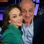 Maria Bersenyova Instagram - #секретнамиллион который сначала был секрет и нельзя было раскрывать героя, а потом #якаквсегда 🙃#и вовсе бы я не выложила бы даже наверное, не успевая, как сотни других, но… Мой вопрос для Володеньки был самым последним, времени было мало; я не успела сказать и одной десятой тех слов любви и обожания, которые хотела и которые безусловно заслуживает всеми бесконечно любимый наш #БорисНаумыч чудесный, неподражаемый, искрометный, добрый, душевный, трогательный… мой старший товарищ, коллега и просто друг #ВладимирСтержаков ♥️ @sterzhakov_official Даже моя мама позвонила мне высказать претензии, что я «практически ничего не сказала о том, как МЫ ВСЕ ЕГО ЛЮБИМ, обожаем, считаем своим родным😅 … и какой Володя прекрасный и замечательный артист и человек» 😅🙈… Я оправдывалась как могла (ну, на самом деле все было очень быстро, суета, кому на поезд, кому на самолет… ну да ладно), но поняла, что даже для самой себя все это не очень убедительно звучит, ведь я и правда не успела, а очень хотела бы, чтобы ВСЕ (если еще кто не знает😅🙌🏻) а кто знает еще раз услышали, все то, что я написала выше! Это чистая правда! Любимый наш, дорогой, чудесный Володенька! Наш Мёд! Наше солнышко! Наш аккумулятор и генератор! Наш вечный двигатель, надёжный тыл и крепкое плечо! Как я счастлива, что однажды профессия и счастливый случай подарили мне нашу встречу и такой длительный период прекрасной, нелегкой, но такой интересной и плодотворной совместной работы! 🥲🙏🏻 Даст Бог не последней))) Благодарна судьбе за то, что знаю тебя! Горжусь!!! ЛЮБЛЮ ВСЕГДА!!! и знай, все что ни попросишь…😅🙌🏻 Все сделаю, что могу и … что не могу тоже!♥️ С нетерпением жду наших встреч! Привет огромный от моей мамочки! 💋 Будь здоров, счастлив, любим, вдохновлен и радостен! Всегда твоя «пчёлка» 🐝 @olgagrinyuk @olgagrinyuk_shop #style 💚 ЛЮБИТЕ ЛИ ВЫ ВЛАДИМИРА ТАК, как люблю его я? 😅
