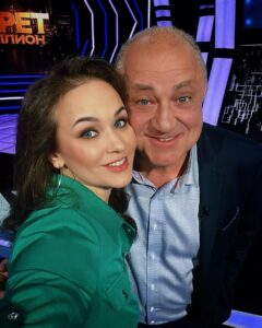 Maria Bersenyova Instagram - #секретнамиллион который сначала был секрет и нельзя было раскрывать героя, а потом #якаквсегда 🙃#и вовсе бы я не выложила бы даже наверное, не успевая, как сотни других, но… Мой вопрос для Володеньки был самым последним, времени было мало; я не успела сказать и одной десятой тех слов любви и обожания, которые хотела и которые безусловно заслуживает всеми бесконечно любимый наш #БорисНаумыч чудесный, неподражаемый, искрометный, добрый, душевный, трогательный… мой старший товарищ, коллега и просто друг #ВладимирСтержаков ♥️ @sterzhakov_official Даже моя мама позвонила мне высказать претензии, что я «практически ничего не сказала о том, как МЫ ВСЕ ЕГО ЛЮБИМ, обожаем, считаем своим родным😅 … и какой Володя прекрасный и замечательный артист и человек» 😅🙈… Я оправдывалась как могла (ну, на самом деле все было очень быстро, суета, кому на поезд, кому на самолет… ну да ладно), но поняла, что даже для самой себя все это не очень убедительно звучит, ведь я и правда не успела, а очень хотела бы, чтобы ВСЕ (если еще кто не знает😅🙌🏻) а кто знает еще раз услышали, все то, что я написала выше! Это чистая правда! Любимый наш, дорогой, чудесный Володенька! Наш Мёд! Наше солнышко! Наш аккумулятор и генератор! Наш вечный двигатель, надёжный тыл и крепкое плечо! Как я счастлива, что однажды профессия и счастливый случай подарили мне нашу встречу и такой длительный период прекрасной, нелегкой, но такой интересной и плодотворной совместной работы! 🥲🙏🏻 Даст Бог не последней))) Благодарна судьбе за то, что знаю тебя! Горжусь!!! ЛЮБЛЮ ВСЕГДА!!! и знай, все что ни попросишь…😅🙌🏻 Все сделаю, что могу и … что не могу тоже!♥️ С нетерпением жду наших встреч! Привет огромный от моей мамочки! 💋 Будь здоров, счастлив, любим, вдохновлен и радостен! Всегда твоя «пчёлка» 🐝 @olgagrinyuk @olgagrinyuk_shop #style 💚 ЛЮБИТЕ ЛИ ВЫ ВЛАДИМИРА ТАК, как люблю его я? 😅