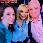 Maria Bersenyova Instagram - #секретнамиллион который сначала был секрет и нельзя было раскрывать героя, а потом #якаквсегда 🙃#и вовсе бы я не выложила бы даже наверное, не успевая, как сотни других, но… Мой вопрос для Володеньки был самым последним, времени было мало; я не успела сказать и одной десятой тех слов любви и обожания, которые хотела и которые безусловно заслуживает всеми бесконечно любимый наш #БорисНаумыч чудесный, неподражаемый, искрометный, добрый, душевный, трогательный… мой старший товарищ, коллега и просто друг #ВладимирСтержаков ♥️ @sterzhakov_official Даже моя мама позвонила мне высказать претензии, что я «практически ничего не сказала о том, как МЫ ВСЕ ЕГО ЛЮБИМ, обожаем, считаем своим родным😅 … и какой Володя прекрасный и замечательный артист и человек» 😅🙈… Я оправдывалась как могла (ну, на самом деле все было очень быстро, суета, кому на поезд, кому на самолет… ну да ладно), но поняла, что даже для самой себя все это не очень убедительно звучит, ведь я и правда не успела, а очень хотела бы, чтобы ВСЕ (если еще кто не знает😅🙌🏻) а кто знает еще раз услышали, все то, что я написала выше! Это чистая правда! Любимый наш, дорогой, чудесный Володенька! Наш Мёд! Наше солнышко! Наш аккумулятор и генератор! Наш вечный двигатель, надёжный тыл и крепкое плечо! Как я счастлива, что однажды профессия и счастливый случай подарили мне нашу встречу и такой длительный период прекрасной, нелегкой, но такой интересной и плодотворной совместной работы! 🥲🙏🏻 Даст Бог не последней))) Благодарна судьбе за то, что знаю тебя! Горжусь!!! ЛЮБЛЮ ВСЕГДА!!! и знай, все что ни попросишь…😅🙌🏻 Все сделаю, что могу и … что не могу тоже!♥️ С нетерпением жду наших встреч! Привет огромный от моей мамочки! 💋 Будь здоров, счастлив, любим, вдохновлен и радостен! Всегда твоя «пчёлка» 🐝 @olgagrinyuk @olgagrinyuk_shop #style 💚 ЛЮБИТЕ ЛИ ВЫ ВЛАДИМИРА ТАК, как люблю его я? 😅