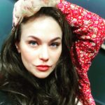 Maria Bersenyova Instagram - Ну штош… 🙄 #недолгомучиласьстарушкаввысоковольтныхпроводах и как бы не «планировала я выходить только осенью», не вышло) Впрочем, как всегда. 😐 Ну, значит так тому и быть - как всегда👌🏻😅, подумала я и быстренько, но трепетно впорхнула в #спектакль «Любовь и голуби» 🕊️🥹 (ну, понимаете, не могла совладать с соблазном🥲) а вот КАК это получилось, посмотреть не приглашаю😅 ибо ( всегда это говорю🤦🏻‍♀️😝) - ну не люблю я вводы-премьеры, когда не достаточно времени немного «нарастить» и «раскрасить» героиню (за 3/4 репетиции это не просто), тем более воплощать свой образ после🙄… скажем так - всем известного и любимого «классического исполнения» моего персонажа, мягко говоря, несколько волнительно и очень ответственно - все же сразу догадались, кого я сыграю? 😅) Да и секрета нет 🤗 Будем надеяться на #талантнепробухаешь и #опытсыношибоктрудных 😅 А и … запретить прийтить тоже никому не могу😂, потому что на других-то моих коллег посмотреть непременно стоит! 🥰 И вообще, любимая многими история, такая близкая и теплая, смешная и грустная, и очень душевная, наизусть уже заученная, сколько бы ни была поставлена, каждый раз непременно тронет улыбкой и мурашками как зрителей, так и актеров, точно знаю! и с той и с другой стороны)) 🥹 … и тот, кто придет 3 августа в 19.30 в Дом Культуры на ВДНХ, конечно увидит мою РаисЗахарну😅 и моих партнеров, замечательных артистов @theatrecomedy_ 🎭 Словом #всекакмылюбим Комедия. Лирическая. И поплакать и посмеяться. 🥲 Ну иии кто там в Москву собирался? (Вот он, повод?) … ПОМНИТЕ всё же - БУДЕТ И ЕЩЁ!👌🏻😂 #театркомедии #любовьиголуби #картинапервая