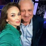 Maria Bersenyova Instagram - #секретнамиллион который сначала был секрет и нельзя было раскрывать героя, а потом #якаквсегда 🙃#и вовсе бы я не выложила бы даже наверное, не успевая, как сотни других, но… Мой вопрос для Володеньки был самым последним, времени было мало; я не успела сказать и одной десятой тех слов любви и обожания, которые хотела и которые безусловно заслуживает всеми бесконечно любимый наш #БорисНаумыч чудесный, неподражаемый, искрометный, добрый, душевный, трогательный… мой старший товарищ, коллега и просто друг #ВладимирСтержаков ♥️ @sterzhakov_official Даже моя мама позвонила мне высказать претензии, что я «практически ничего не сказала о том, как МЫ ВСЕ ЕГО ЛЮБИМ, обожаем, считаем своим родным😅 … и какой Володя прекрасный и замечательный артист и человек» 😅🙈… Я оправдывалась как могла (ну, на самом деле все было очень быстро, суета, кому на поезд, кому на самолет… ну да ладно), но поняла, что даже для самой себя все это не очень убедительно звучит, ведь я и правда не успела, а очень хотела бы, чтобы ВСЕ (если еще кто не знает😅🙌🏻) а кто знает еще раз услышали, все то, что я написала выше! Это чистая правда! Любимый наш, дорогой, чудесный Володенька! Наш Мёд! Наше солнышко! Наш аккумулятор и генератор! Наш вечный двигатель, надёжный тыл и крепкое плечо! Как я счастлива, что однажды профессия и счастливый случай подарили мне нашу встречу и такой длительный период прекрасной, нелегкой, но такой интересной и плодотворной совместной работы! 🥲🙏🏻 Даст Бог не последней))) Благодарна судьбе за то, что знаю тебя! Горжусь!!! ЛЮБЛЮ ВСЕГДА!!! и знай, все что ни попросишь…😅🙌🏻 Все сделаю, что могу и … что не могу тоже!♥️ С нетерпением жду наших встреч! Привет огромный от моей мамочки! 💋 Будь здоров, счастлив, любим, вдохновлен и радостен! Всегда твоя «пчёлка» 🐝 @olgagrinyuk @olgagrinyuk_shop #style 💚 ЛЮБИТЕ ЛИ ВЫ ВЛАДИМИРА ТАК, как люблю его я? 😅