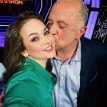 Maria Bersenyova Instagram - #секретнамиллион который сначала был секрет и нельзя было раскрывать героя, а потом #якаквсегда 🙃#и вовсе бы я не выложила бы даже наверное, не успевая, как сотни других, но… Мой вопрос для Володеньки был самым последним, времени было мало; я не успела сказать и одной десятой тех слов любви и обожания, которые хотела и которые безусловно заслуживает всеми бесконечно любимый наш #БорисНаумыч чудесный, неподражаемый, искрометный, добрый, душевный, трогательный… мой старший товарищ, коллега и просто друг #ВладимирСтержаков ♥️ @sterzhakov_official Даже моя мама позвонила мне высказать претензии, что я «практически ничего не сказала о том, как МЫ ВСЕ ЕГО ЛЮБИМ, обожаем, считаем своим родным😅 … и какой Володя прекрасный и замечательный артист и человек» 😅🙈… Я оправдывалась как могла (ну, на самом деле все было очень быстро, суета, кому на поезд, кому на самолет… ну да ладно), но поняла, что даже для самой себя все это не очень убедительно звучит, ведь я и правда не успела, а очень хотела бы, чтобы ВСЕ (если еще кто не знает😅🙌🏻) а кто знает еще раз услышали, все то, что я написала выше! Это чистая правда! Любимый наш, дорогой, чудесный Володенька! Наш Мёд! Наше солнышко! Наш аккумулятор и генератор! Наш вечный двигатель, надёжный тыл и крепкое плечо! Как я счастлива, что однажды профессия и счастливый случай подарили мне нашу встречу и такой длительный период прекрасной, нелегкой, но такой интересной и плодотворной совместной работы! 🥲🙏🏻 Даст Бог не последней))) Благодарна судьбе за то, что знаю тебя! Горжусь!!! ЛЮБЛЮ ВСЕГДА!!! и знай, все что ни попросишь…😅🙌🏻 Все сделаю, что могу и … что не могу тоже!♥️ С нетерпением жду наших встреч! Привет огромный от моей мамочки! 💋 Будь здоров, счастлив, любим, вдохновлен и радостен! Всегда твоя «пчёлка» 🐝 @olgagrinyuk @olgagrinyuk_shop #style 💚 ЛЮБИТЕ ЛИ ВЫ ВЛАДИМИРА ТАК, как люблю его я? 😅
