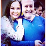 Maria Bersenyova Instagram - Дорогой мой Слава… Славочка 💔 Для меня ты навсегда останешься замечательным партнером, прекрасным артистом, талантливым импровизатором, генератором идей, человеком-праздником, душой компании с потрясающим чувством юмора и тонкой душевной организацией… Ты останешься в моей памяти теплым, смешным и … драматическим. Все наши встречи, истории и приключения я буду бережно хранить в своем сердце. Мы познакомились на съемках сериала «Петя Великолепный» в 2005-м году, но у нас почти не было совместных сцен и когда снова встретились на площадке «Маргоши», ты «знакомился» со мной заново🥹 Я потом еще долго прикалывала тебя за это, а ты всегда отшучивался так, как ты это умел #УжТеперьБерсеневаЯтебяНеЗабуду 😭🙌🏻 Как мы всегда радовались друг другу, смеялись и балагурили; у тебя в запасе всегда была куча историй и баек и даже дурацкие анекдоты из твоих уст звучали смешно. Как ты так умел? Как в перерыве между съемок «Маргоши» махнули большой компанией на несколько дней в Египет и так успели там «отдохнуть», что потом, когда ты рассказывал об этом кому-нибудь, каждый раз, не скрывая своего удовольствия, почему-то краснеть приходилось именно мне… 🥲 Как отгуляли твой «Юбилей-60» (конечно там тоже нужно было вспомнить наш «краткий отпуск» и при всех, со сцены в микрофон рассказать главные казусы про себя самого же и снова хохотать от души) … Какой ты был счастливый! Как гордился дочерью! Такой благородный и импозантный! Какой-то совсем другой… Как-будто немного отстраненный… и возвышенный… не знаю, как сказать.., мне казалось, что будучи вместе с нами, ты был… над всеми! Я любовалась тобой. 🥲♥️ Не могла не приехать, хотя будучи уже «сильно беременной», старалась избегать массовых мероприятий и счастлива сейчас, что получилось вырваться. Лети, мой хороший, к своей любимой Анечке! Она очень ждала своего «Славчонка» там 😭🫶🏻, ведь ты так любил её. Передавай привет… И будь теперь счастлив окончательно и бесконечно! 🙏🏻 Когда-нибудь мы все встретимся там, снова вспомним наши замечательные истории и посмеемся от души, как обычно… а пока… мы поплачем… пишу и буквы плывут… И не верю все равно 💔 Люблю тебя, Гришечкин! Царствие тебе небесное. Ты в моем 🫶🏻 навсегда!