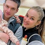 Maria Bersenyova Instagram - С днем рождения, сынок! 💐🥹🫶🏼 Мой первый, мой любимый, мой единственный сын!♥️ Ровно 21 год назад в этот морозный зимний день я стала мамой такого чудесного мальчика, (мне тогда тоже кстати был 21 ) и не было, казалось, на свете человека радостней и счастливее! Прошло уже столько лет, а я как сейчас помню твои бархатные щечки, по которым водила пальчиком, когда ты спал рядом и даже зная, что могу разбудить, не могла остановиться. Невозможно было перестать любоваться на твой маленький носик, который даже не помещался на личике, образуя небольшую морщинку на переносице. Ты был похож на маленького ежика, так я тебя мысленно и ласково называла про себя с тех пор, когда тебя отдали мне в послеродовой палате и больше не смогли забрать. Твои пальчики с аккуратно «подпиленным» длиннющим маникюром и темные мягкие волосики, так сладко пахнущие чем-то очень вкусным и … родным! Все это заставляло ощущать себя обладательницей какого-то невероятного сокровища, которое на 180 градусов изменило всю мою жизнь. Внутреннее ликование граничащее с эйфорией заполнило все мое сознание и заставило ощутить себя очень взрослой и ооочень ответственной … навсегда! Шло время, ты рос так же, как росли мои чувства к тебе и казалось бы, что уже некуда сильней… Много мы с тобой прошли и пробежали… Ты вырос замечательным парнем, очень добрым, заботливым, терпеливым, мужественным и в то же время очень чувствительным и ранимым. Я очень рада, что ты у меня есть и что ты именно такой! ♥️ Пусть тебя окружают только искренне и по-настоящему любящие тебя люди! Пусть фортуна будет к тебе благосклонна, пусть твой ангел хранитель никогда не покидает своего «служебного» места и непременно гордится тобой! Пусть задуманное получается, пусть мечты сбываются, пусть цели достигаются, пусть невозможное становится возможным! Будь здоров и счастлив, сынок! Не смотря ни на что и где бы ты не находился, знай, мама всегда рядом и всегда поможет! Все будет хорошо! Иначе невозможно 🤗 Я очень сильно тебя люблю!♥️