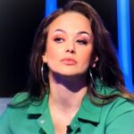 Maria Bersenyova Instagram - #секретнамиллион который сначала был секрет и нельзя было раскрывать героя, а потом #якаквсегда 🙃#и вовсе бы я не выложила бы даже наверное, не успевая, как сотни других, но… Мой вопрос для Володеньки был самым последним, времени было мало; я не успела сказать и одной десятой тех слов любви и обожания, которые хотела и которые безусловно заслуживает всеми бесконечно любимый наш #БорисНаумыч чудесный, неподражаемый, искрометный, добрый, душевный, трогательный… мой старший товарищ, коллега и просто друг #ВладимирСтержаков ♥️ @sterzhakov_official Даже моя мама позвонила мне высказать претензии, что я «практически ничего не сказала о том, как МЫ ВСЕ ЕГО ЛЮБИМ, обожаем, считаем своим родным😅 … и какой Володя прекрасный и замечательный артист и человек» 😅🙈… Я оправдывалась как могла (ну, на самом деле все было очень быстро, суета, кому на поезд, кому на самолет… ну да ладно), но поняла, что даже для самой себя все это не очень убедительно звучит, ведь я и правда не успела, а очень хотела бы, чтобы ВСЕ (если еще кто не знает😅🙌🏻) а кто знает еще раз услышали, все то, что я написала выше! Это чистая правда! Любимый наш, дорогой, чудесный Володенька! Наш Мёд! Наше солнышко! Наш аккумулятор и генератор! Наш вечный двигатель, надёжный тыл и крепкое плечо! Как я счастлива, что однажды профессия и счастливый случай подарили мне нашу встречу и такой длительный период прекрасной, нелегкой, но такой интересной и плодотворной совместной работы! 🥲🙏🏻 Даст Бог не последней))) Благодарна судьбе за то, что знаю тебя! Горжусь!!! ЛЮБЛЮ ВСЕГДА!!! и знай, все что ни попросишь…😅🙌🏻 Все сделаю, что могу и … что не могу тоже!♥️ С нетерпением жду наших встреч! Привет огромный от моей мамочки! 💋 Будь здоров, счастлив, любим, вдохновлен и радостен! Всегда твоя «пчёлка» 🐝 @olgagrinyuk @olgagrinyuk_shop #style 💚 ЛЮБИТЕ ЛИ ВЫ ВЛАДИМИРА ТАК, как люблю его я? 😅