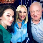 Maria Bersenyova Instagram - #секретнамиллион который сначала был секрет и нельзя было раскрывать героя, а потом #якаквсегда 🙃#и вовсе бы я не выложила бы даже наверное, не успевая, как сотни других, но… Мой вопрос для Володеньки был самым последним, времени было мало; я не успела сказать и одной десятой тех слов любви и обожания, которые хотела и которые безусловно заслуживает всеми бесконечно любимый наш #БорисНаумыч чудесный, неподражаемый, искрометный, добрый, душевный, трогательный… мой старший товарищ, коллега и просто друг #ВладимирСтержаков ♥️ @sterzhakov_official Даже моя мама позвонила мне высказать претензии, что я «практически ничего не сказала о том, как МЫ ВСЕ ЕГО ЛЮБИМ, обожаем, считаем своим родным😅 … и какой Володя прекрасный и замечательный артист и человек» 😅🙈… Я оправдывалась как могла (ну, на самом деле все было очень быстро, суета, кому на поезд, кому на самолет… ну да ладно), но поняла, что даже для самой себя все это не очень убедительно звучит, ведь я и правда не успела, а очень хотела бы, чтобы ВСЕ (если еще кто не знает😅🙌🏻) а кто знает еще раз услышали, все то, что я написала выше! Это чистая правда! Любимый наш, дорогой, чудесный Володенька! Наш Мёд! Наше солнышко! Наш аккумулятор и генератор! Наш вечный двигатель, надёжный тыл и крепкое плечо! Как я счастлива, что однажды профессия и счастливый случай подарили мне нашу встречу и такой длительный период прекрасной, нелегкой, но такой интересной и плодотворной совместной работы! 🥲🙏🏻 Даст Бог не последней))) Благодарна судьбе за то, что знаю тебя! Горжусь!!! ЛЮБЛЮ ВСЕГДА!!! и знай, все что ни попросишь…😅🙌🏻 Все сделаю, что могу и … что не могу тоже!♥️ С нетерпением жду наших встреч! Привет огромный от моей мамочки! 💋 Будь здоров, счастлив, любим, вдохновлен и радостен! Всегда твоя «пчёлка» 🐝 @olgagrinyuk @olgagrinyuk_shop #style 💚 ЛЮБИТЕ ЛИ ВЫ ВЛАДИМИРА ТАК, как люблю его я? 😅