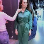 Maria Bersenyova Instagram - #секретнамиллион который сначала был секрет и нельзя было раскрывать героя, а потом #якаквсегда 🙃#и вовсе бы я не выложила бы даже наверное, не успевая, как сотни других, но… Мой вопрос для Володеньки был самым последним, времени было мало; я не успела сказать и одной десятой тех слов любви и обожания, которые хотела и которые безусловно заслуживает всеми бесконечно любимый наш #БорисНаумыч чудесный, неподражаемый, искрометный, добрый, душевный, трогательный… мой старший товарищ, коллега и просто друг #ВладимирСтержаков ♥️ @sterzhakov_official Даже моя мама позвонила мне высказать претензии, что я «практически ничего не сказала о том, как МЫ ВСЕ ЕГО ЛЮБИМ, обожаем, считаем своим родным😅 … и какой Володя прекрасный и замечательный артист и человек» 😅🙈… Я оправдывалась как могла (ну, на самом деле все было очень быстро, суета, кому на поезд, кому на самолет… ну да ладно), но поняла, что даже для самой себя все это не очень убедительно звучит, ведь я и правда не успела, а очень хотела бы, чтобы ВСЕ (если еще кто не знает😅🙌🏻) а кто знает еще раз услышали, все то, что я написала выше! Это чистая правда! Любимый наш, дорогой, чудесный Володенька! Наш Мёд! Наше солнышко! Наш аккумулятор и генератор! Наш вечный двигатель, надёжный тыл и крепкое плечо! Как я счастлива, что однажды профессия и счастливый случай подарили мне нашу встречу и такой длительный период прекрасной, нелегкой, но такой интересной и плодотворной совместной работы! 🥲🙏🏻 Даст Бог не последней))) Благодарна судьбе за то, что знаю тебя! Горжусь!!! ЛЮБЛЮ ВСЕГДА!!! и знай, все что ни попросишь…😅🙌🏻 Все сделаю, что могу и … что не могу тоже!♥️ С нетерпением жду наших встреч! Привет огромный от моей мамочки! 💋 Будь здоров, счастлив, любим, вдохновлен и радостен! Всегда твоя «пчёлка» 🐝 @olgagrinyuk @olgagrinyuk_shop #style 💚 ЛЮБИТЕ ЛИ ВЫ ВЛАДИМИРА ТАК, как люблю его я? 😅