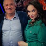 Maria Bersenyova Instagram - #секретнамиллион который сначала был секрет и нельзя было раскрывать героя, а потом #якаквсегда 🙃#и вовсе бы я не выложила бы даже наверное, не успевая, как сотни других, но… Мой вопрос для Володеньки был самым последним, времени было мало; я не успела сказать и одной десятой тех слов любви и обожания, которые хотела и которые безусловно заслуживает всеми бесконечно любимый наш #БорисНаумыч чудесный, неподражаемый, искрометный, добрый, душевный, трогательный… мой старший товарищ, коллега и просто друг #ВладимирСтержаков ♥️ @sterzhakov_official Даже моя мама позвонила мне высказать претензии, что я «практически ничего не сказала о том, как МЫ ВСЕ ЕГО ЛЮБИМ, обожаем, считаем своим родным😅 … и какой Володя прекрасный и замечательный артист и человек» 😅🙈… Я оправдывалась как могла (ну, на самом деле все было очень быстро, суета, кому на поезд, кому на самолет… ну да ладно), но поняла, что даже для самой себя все это не очень убедительно звучит, ведь я и правда не успела, а очень хотела бы, чтобы ВСЕ (если еще кто не знает😅🙌🏻) а кто знает еще раз услышали, все то, что я написала выше! Это чистая правда! Любимый наш, дорогой, чудесный Володенька! Наш Мёд! Наше солнышко! Наш аккумулятор и генератор! Наш вечный двигатель, надёжный тыл и крепкое плечо! Как я счастлива, что однажды профессия и счастливый случай подарили мне нашу встречу и такой длительный период прекрасной, нелегкой, но такой интересной и плодотворной совместной работы! 🥲🙏🏻 Даст Бог не последней))) Благодарна судьбе за то, что знаю тебя! Горжусь!!! ЛЮБЛЮ ВСЕГДА!!! и знай, все что ни попросишь…😅🙌🏻 Все сделаю, что могу и … что не могу тоже!♥️ С нетерпением жду наших встреч! Привет огромный от моей мамочки! 💋 Будь здоров, счастлив, любим, вдохновлен и радостен! Всегда твоя «пчёлка» 🐝 @olgagrinyuk @olgagrinyuk_shop #style 💚 ЛЮБИТЕ ЛИ ВЫ ВЛАДИМИРА ТАК, как люблю его я? 😅