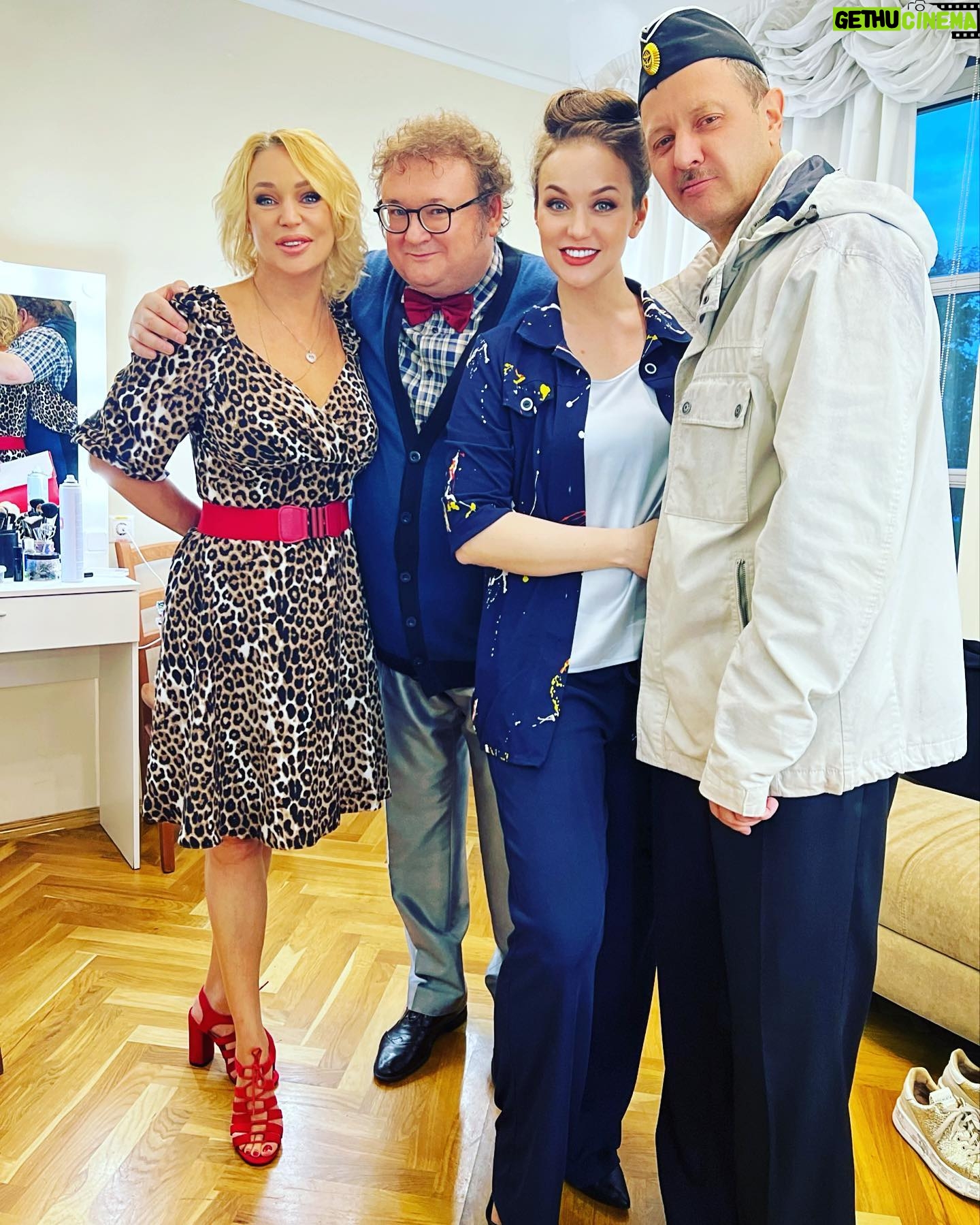 Maria Bersenyova Instagram - Тут у меня #наночьглядя пост родился…😅 Отыграла я значит второй раз вторую свою премьеру за август (в немного измененном, но от этого не менее прекрасном составе!) и ощутила себя конечно молодцом.., но очень усталым, если честно…🥲 поэтому в сентябре я очень надеюсь вырваться в отпуск, где не была уже лет 13 (нет, все поездки на море, совмещенные с гастролями не считаются🥺 и да, сама в шоке, как человек может так выживать😤😏) Сыграла вот, а поделиться не успела еще, поэтому совмещу-ка приятное с полезным 🫠 … вот небольшое мое предварительное расписание на ОКТЯБРЬ в @theatrecomedy_ : 1 октября - «Женихи по объявлению» (вс) в 19.30 5 октября - «Женихи по объявлению» (чт) в 19.30 14 октября - «Любовь и голуби» (сб) в 14.00 29 октября - «Любовь и голуби» (вс) в 14.00 Многие у меня уже спрашивали, чтобы можно было запланировать заранее. Вот, пожалуйста, планируйте! 😅🙌🏻 и даже выходные захватили, как и заказывали))) Про «Любовь и голуби» всем все известно давно и слов не нужно лишних, а вот про «Женихи по объявлению» немного вкратце: я - ВРАЧ! 🙏🏻🥲 Первый раз в жизни играю доктора в театре! Горжусь. Стараюсь 😅 И … эту свою роль я посвящаю тебе, моя дорогая #докторМаша ♥️ @mashunia89 😅🫶🏻 и даже там тебя упоминаю, Манюнь! 😉 Придешь, заценишь мой «креатив» 👌🏻🤪😅 Девчонки даже ничего не заметили, как будто так и булО, а значит срослось! 🙃 Так и оставлю. Вообще … роль эта - немного не из моей «шкатулочки», но тем и ценней и интересней! Веселая, искрометная и легкая постановка. Хорошее настроение и смех от души гарантирую! 🤗 И главное … Спасибо, #мойМиррр драгоценный, за вашу любовь и внимание! Это всегда вдохновляет и мотивирует! Девочки мои, обнимаю всех крепко и от души, кто был и еще только будет! Вашу поддержку я чувствую сердцем! 🥲♥️ Всегда! Спасибо за море роскошных цветов и овации, за полный зал и постоянное ощущение, что в зале есть СВОИ! ♥️ Спасибо особое, тебе, бро @baltyshka_87 и племяшкам @makarovavaleri12 @makarovmarkela за … #дасьтёужэтотакоээкакяваслюблю 😂♥️ Вы все знаете. это важно.🫶🏻 Всем остальным #довстречивтеатре 🎭 @alla_dovlatova @pismennyi.igor #владиславкотлярский