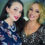 Maria Bersenyova Instagram - Тут у меня #наночьглядя пост родился…😅 Отыграла я значит второй раз вторую свою премьеру за август (в немного измененном, но от этого не менее прекрасном составе!) и ощутила себя конечно молодцом.., но очень усталым, если честно…🥲 поэтому в сентябре я очень надеюсь вырваться в отпуск, где не была уже лет 13 (нет, все поездки на море, совмещенные с гастролями не считаются🥺 и да, сама в шоке, как человек может так выживать😤😏) Сыграла вот, а поделиться не успела еще, поэтому совмещу-ка приятное с полезным 🫠 … вот небольшое мое предварительное расписание на ОКТЯБРЬ в @theatrecomedy_ : 1 октября - «Женихи по объявлению» (вс) в 19.30 5 октября - «Женихи по объявлению» (чт) в 19.30 14 октября - «Любовь и голуби» (сб) в 14.00 29 октября - «Любовь и голуби» (вс) в 14.00 Многие у меня уже спрашивали, чтобы можно было запланировать заранее. Вот, пожалуйста, планируйте! 😅🙌🏻 и даже выходные захватили, как и заказывали))) Про «Любовь и голуби» всем все известно давно и слов не нужно лишних, а вот про «Женихи по объявлению» немного вкратце: я - ВРАЧ! 🙏🏻🥲 Первый раз в жизни играю доктора в театре! Горжусь. Стараюсь 😅 И … эту свою роль я посвящаю тебе, моя дорогая #докторМаша ♥️ @mashunia89 😅🫶🏻 и даже там тебя упоминаю, Манюнь! 😉 Придешь, заценишь мой «креатив» 👌🏻🤪😅 Девчонки даже ничего не заметили, как будто так и булО, а значит срослось! 🙃 Так и оставлю. Вообще … роль эта - немного не из моей «шкатулочки», но тем и ценней и интересней! Веселая, искрометная и легкая постановка. Хорошее настроение и смех от души гарантирую! 🤗 И главное … Спасибо, #мойМиррр драгоценный, за вашу любовь и внимание! Это всегда вдохновляет и мотивирует! Девочки мои, обнимаю всех крепко и от души, кто был и еще только будет! Вашу поддержку я чувствую сердцем! 🥲♥️ Всегда! Спасибо за море роскошных цветов и овации, за полный зал и постоянное ощущение, что в зале есть СВОИ! ♥️ Спасибо особое, тебе, бро @baltyshka_87 и племяшкам @makarovavaleri12 @makarovmarkela за … #дасьтёужэтотакоээкакяваслюблю 😂♥️ Вы все знаете. это важно.🫶🏻 Всем остальным #довстречивтеатре 🎭 @alla_dovlatova @pismennyi.igor #владиславкотлярский