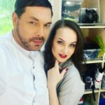 Maria Bersenyova Instagram - Я еще не закончила #дамассобачкой 2 но хочу оставить в ленте наши классные фотки, не откладывая в долгий ящик. А то как всегда я… 🙄 P.S. Каждый раз с особой радостью встречаюсь на площадке со своим художником по гриму с … «Маргоши» 🥰 @ne_blondinka88 , а с недавних пор еще и с @yuliyapoiskova ☺️ (спасибо за рекомендацию лучшего врача на беременность и роды!!! 🥲♥️🫶🏻) Положительный я персонаж, или отрицательный, как думаете? 🙂🙃