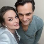 Maria Bersenyova Instagram - #ялюблюмоюстрану 🇷🇺♥️ и хоть это не только название программы, сейчас именно о ней. Из серии #гдемыбылимынескажемачтоделалипокажем называется…😅 Когда будет не знаю. Кто выиграл бы тоже не сказала, но по «кубкам» в руках команды противников, совершенно очевидно, что продули мы…😝 Хоть и не с позором, и не из-за неправильных ответов (они были конечно, чего греха таить, при чем что обидно - самые очевидные, но в панике и на стрессе бывает забываешь и элементарные вещи), а просто потому что в этот раз нам повезло… «чуть меньше»👌🏻😂 У нас была потрясающая команда и я получила огромное удовольствие в процессе! @dartmill @svetlana1kulakova @kolbasavva 💪🏻🥰 Спасибо, ребята, вы все равно ЛУЧШИЕ!!! 😅🙌🏻 Было много юмора, смеха и неожиданностей) Например в одном конкурсе нам с Димой пришлось даже спеть дуэтом (он не знал слов😂 , а я, совершенно не в своей тональности, пробасИла нужные «закрытые» строчки ПРАВИЛЬНО!👌🏻😅) Борьба была напряженной до последней минуты и самое главное, что исход игры мог поменяться в любую секунду, что придавало каждому испытанию особенное напряжение и …вселяло надежду) 😅 В общем, независимо от результатов, мы ВСЕ получили яркие эмоции и море позитива! Спасибо команде соперников! @igorlantratov @annachurina #ВалерияКораблева #АнатолийКузичев и хоть проигрываю я крайне редко, делаю это достойно))) а когда противоборствующая сторона - сильные и умные, то вдвойне приятно и проиграть не стыдно! 😅👍🏻 P.S. А еще.., приятные бонусы - когда приехала и забегала в съемочный павильон, встретила любимого @sterzhakov_official , а когда убегала обожаемую oksana_stashenko ♥️ Наобнимались. Не наговорились) - Совместить приятное с полезным?.. #люблюумеюпрактикую 😌👌🏻 ХОЧУ ЕЩЕ!!! 😅🫶🏻 @olgagrinyuk_shop @olgagrinyuk #dress @ksenia_knyazeva #coat #blazer Видели такую программу?