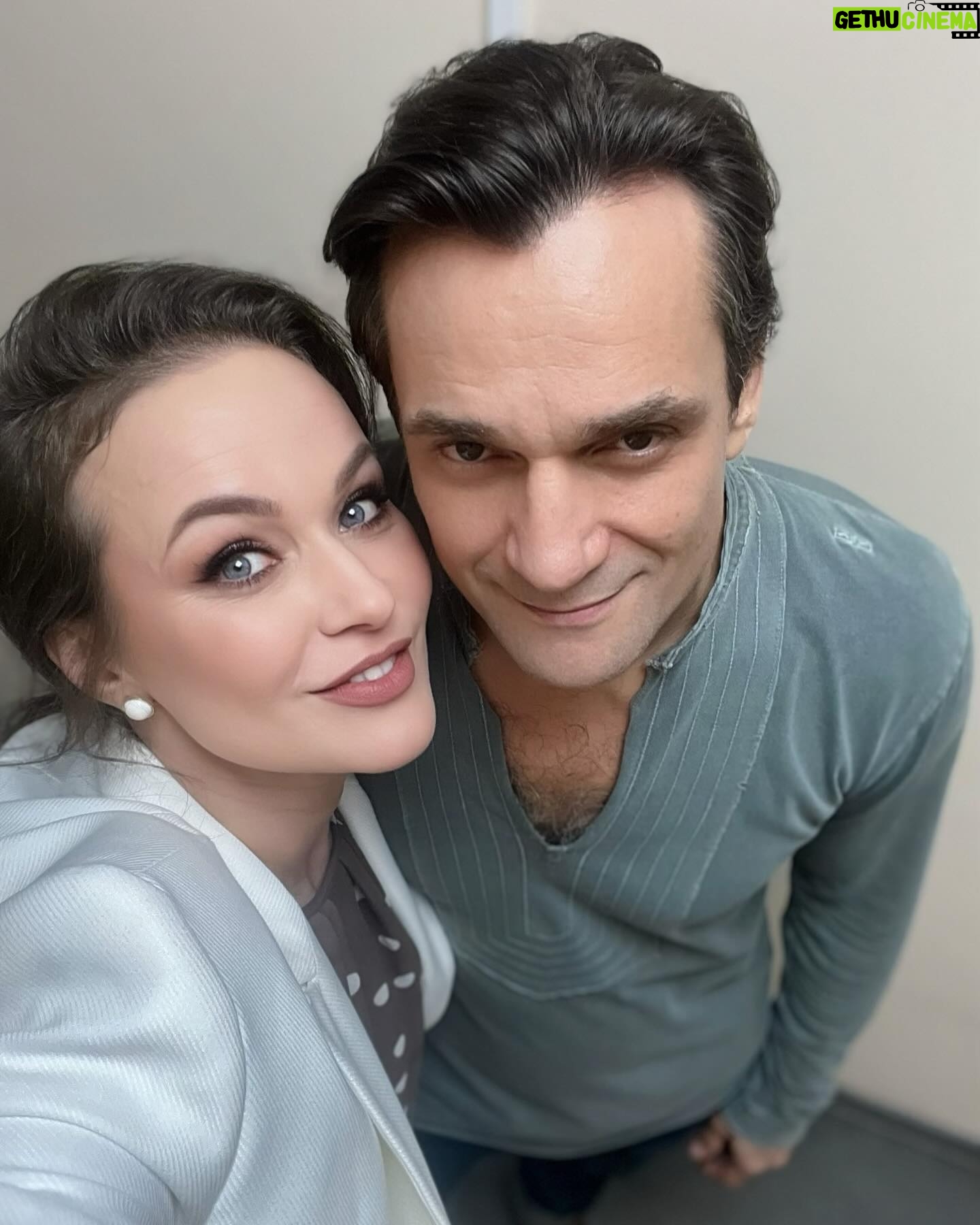 Maria Bersenyova Instagram - #ялюблюмоюстрану 🇷🇺♥️ и хоть это не только название программы, сейчас именно о ней. Из серии #гдемыбылимынескажемачтоделалипокажем называется…😅 Когда будет не знаю. Кто выиграл бы тоже не сказала, но по «кубкам» в руках команды противников, совершенно очевидно, что продули мы…😝 Хоть и не с позором, и не из-за неправильных ответов (они были конечно, чего греха таить, при чем что обидно - самые очевидные, но в панике и на стрессе бывает забываешь и элементарные вещи), а просто потому что в этот раз нам повезло… «чуть меньше»👌🏻😂 У нас была потрясающая команда и я получила огромное удовольствие в процессе! @dartmill @svetlana1kulakova @kolbasavva 💪🏻🥰 Спасибо, ребята, вы все равно ЛУЧШИЕ!!! 😅🙌🏻 Было много юмора, смеха и неожиданностей) Например в одном конкурсе нам с Димой пришлось даже спеть дуэтом (он не знал слов😂 , а я, совершенно не в своей тональности, пробасИла нужные «закрытые» строчки ПРАВИЛЬНО!👌🏻😅) Борьба была напряженной до последней минуты и самое главное, что исход игры мог поменяться в любую секунду, что придавало каждому испытанию особенное напряжение и …вселяло надежду) 😅 В общем, независимо от результатов, мы ВСЕ получили яркие эмоции и море позитива! Спасибо команде соперников! @igorlantratov @annachurina #ВалерияКораблева #АнатолийКузичев и хоть проигрываю я крайне редко, делаю это достойно))) а когда противоборствующая сторона - сильные и умные, то вдвойне приятно и проиграть не стыдно! 😅👍🏻 P.S. А еще.., приятные бонусы - когда приехала и забегала в съемочный павильон, встретила любимого @sterzhakov_official , а когда убегала обожаемую oksana_stashenko ♥️ Наобнимались. Не наговорились) - Совместить приятное с полезным?.. #люблюумеюпрактикую 😌👌🏻 ХОЧУ ЕЩЕ!!! 😅🫶🏻 @olgagrinyuk_shop @olgagrinyuk #dress @ksenia_knyazeva #coat #blazer Видели такую программу?