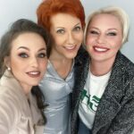 Maria Bersenyova Instagram - #ялюблюмоюстрану 🇷🇺♥️ и хоть это не только название программы, сейчас именно о ней. Из серии #гдемыбылимынескажемачтоделалипокажем называется…😅 Когда будет не знаю. Кто выиграл бы тоже не сказала, но по «кубкам» в руках команды противников, совершенно очевидно, что продули мы…😝 Хоть и не с позором, и не из-за неправильных ответов (они были конечно, чего греха таить, при чем что обидно - самые очевидные, но в панике и на стрессе бывает забываешь и элементарные вещи), а просто потому что в этот раз нам повезло… «чуть меньше»👌🏻😂 У нас была потрясающая команда и я получила огромное удовольствие в процессе! @dartmill @svetlana1kulakova @kolbasavva 💪🏻🥰 Спасибо, ребята, вы все равно ЛУЧШИЕ!!! 😅🙌🏻 Было много юмора, смеха и неожиданностей) Например в одном конкурсе нам с Димой пришлось даже спеть дуэтом (он не знал слов😂 , а я, совершенно не в своей тональности, пробасИла нужные «закрытые» строчки ПРАВИЛЬНО!👌🏻😅) Борьба была напряженной до последней минуты и самое главное, что исход игры мог поменяться в любую секунду, что придавало каждому испытанию особенное напряжение и …вселяло надежду) 😅 В общем, независимо от результатов, мы ВСЕ получили яркие эмоции и море позитива! Спасибо команде соперников! @igorlantratov @annachurina #ВалерияКораблева #АнатолийКузичев и хоть проигрываю я крайне редко, делаю это достойно))) а когда противоборствующая сторона - сильные и умные, то вдвойне приятно и проиграть не стыдно! 😅👍🏻 P.S. А еще.., приятные бонусы - когда приехала и забегала в съемочный павильон, встретила любимого @sterzhakov_official , а когда убегала обожаемую oksana_stashenko ♥️ Наобнимались. Не наговорились) - Совместить приятное с полезным?.. #люблюумеюпрактикую 😌👌🏻 ХОЧУ ЕЩЕ!!! 😅🫶🏻 @olgagrinyuk_shop @olgagrinyuk #dress @ksenia_knyazeva #coat #blazer Видели такую программу?