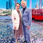 Maria Bersenyova Instagram - #ялюблюмоюстрану 🇷🇺♥️ и хоть это не только название программы, сейчас именно о ней. Из серии #гдемыбылимынескажемачтоделалипокажем называется…😅 Когда будет не знаю. Кто выиграл бы тоже не сказала, но по «кубкам» в руках команды противников, совершенно очевидно, что продули мы…😝 Хоть и не с позором, и не из-за неправильных ответов (они были конечно, чего греха таить, при чем что обидно - самые очевидные, но в панике и на стрессе бывает забываешь и элементарные вещи), а просто потому что в этот раз нам повезло… «чуть меньше»👌🏻😂 У нас была потрясающая команда и я получила огромное удовольствие в процессе! @dartmill @svetlana1kulakova @kolbasavva 💪🏻🥰 Спасибо, ребята, вы все равно ЛУЧШИЕ!!! 😅🙌🏻 Было много юмора, смеха и неожиданностей) Например в одном конкурсе нам с Димой пришлось даже спеть дуэтом (он не знал слов😂 , а я, совершенно не в своей тональности, пробасИла нужные «закрытые» строчки ПРАВИЛЬНО!👌🏻😅) Борьба была напряженной до последней минуты и самое главное, что исход игры мог поменяться в любую секунду, что придавало каждому испытанию особенное напряжение и …вселяло надежду) 😅 В общем, независимо от результатов, мы ВСЕ получили яркие эмоции и море позитива! Спасибо команде соперников! @igorlantratov @annachurina #ВалерияКораблева #АнатолийКузичев и хоть проигрываю я крайне редко, делаю это достойно))) а когда противоборствующая сторона - сильные и умные, то вдвойне приятно и проиграть не стыдно! 😅👍🏻 P.S. А еще.., приятные бонусы - когда приехала и забегала в съемочный павильон, встретила любимого @sterzhakov_official , а когда убегала обожаемую oksana_stashenko ♥️ Наобнимались. Не наговорились) - Совместить приятное с полезным?.. #люблюумеюпрактикую 😌👌🏻 ХОЧУ ЕЩЕ!!! 😅🫶🏻 @olgagrinyuk_shop @olgagrinyuk #dress @ksenia_knyazeva #coat #blazer Видели такую программу?