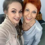 Maria Bersenyova Instagram - #ялюблюмоюстрану 🇷🇺♥️ и хоть это не только название программы, сейчас именно о ней. Из серии #гдемыбылимынескажемачтоделалипокажем называется…😅 Когда будет не знаю. Кто выиграл бы тоже не сказала, но по «кубкам» в руках команды противников, совершенно очевидно, что продули мы…😝 Хоть и не с позором, и не из-за неправильных ответов (они были конечно, чего греха таить, при чем что обидно - самые очевидные, но в панике и на стрессе бывает забываешь и элементарные вещи), а просто потому что в этот раз нам повезло… «чуть меньше»👌🏻😂 У нас была потрясающая команда и я получила огромное удовольствие в процессе! @dartmill @svetlana1kulakova @kolbasavva 💪🏻🥰 Спасибо, ребята, вы все равно ЛУЧШИЕ!!! 😅🙌🏻 Было много юмора, смеха и неожиданностей) Например в одном конкурсе нам с Димой пришлось даже спеть дуэтом (он не знал слов😂 , а я, совершенно не в своей тональности, пробасИла нужные «закрытые» строчки ПРАВИЛЬНО!👌🏻😅) Борьба была напряженной до последней минуты и самое главное, что исход игры мог поменяться в любую секунду, что придавало каждому испытанию особенное напряжение и …вселяло надежду) 😅 В общем, независимо от результатов, мы ВСЕ получили яркие эмоции и море позитива! Спасибо команде соперников! @igorlantratov @annachurina #ВалерияКораблева #АнатолийКузичев и хоть проигрываю я крайне редко, делаю это достойно))) а когда противоборствующая сторона - сильные и умные, то вдвойне приятно и проиграть не стыдно! 😅👍🏻 P.S. А еще.., приятные бонусы - когда приехала и забегала в съемочный павильон, встретила любимого @sterzhakov_official , а когда убегала обожаемую oksana_stashenko ♥️ Наобнимались. Не наговорились) - Совместить приятное с полезным?.. #люблюумеюпрактикую 😌👌🏻 ХОЧУ ЕЩЕ!!! 😅🫶🏻 @olgagrinyuk_shop @olgagrinyuk #dress @ksenia_knyazeva #coat #blazer Видели такую программу?