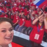 Maria Bersenyova Instagram - #ялюблюмоюстрану 🇷🇺♥️ и хоть это не только название программы, сейчас именно о ней. Из серии #гдемыбылимынескажемачтоделалипокажем называется…😅 Когда будет не знаю. Кто выиграл бы тоже не сказала, но по «кубкам» в руках команды противников, совершенно очевидно, что продули мы…😝 Хоть и не с позором, и не из-за неправильных ответов (они были конечно, чего греха таить, при чем что обидно - самые очевидные, но в панике и на стрессе бывает забываешь и элементарные вещи), а просто потому что в этот раз нам повезло… «чуть меньше»👌🏻😂 У нас была потрясающая команда и я получила огромное удовольствие в процессе! @dartmill @svetlana1kulakova @kolbasavva 💪🏻🥰 Спасибо, ребята, вы все равно ЛУЧШИЕ!!! 😅🙌🏻 Было много юмора, смеха и неожиданностей) Например в одном конкурсе нам с Димой пришлось даже спеть дуэтом (он не знал слов😂 , а я, совершенно не в своей тональности, пробасИла нужные «закрытые» строчки ПРАВИЛЬНО!👌🏻😅) Борьба была напряженной до последней минуты и самое главное, что исход игры мог поменяться в любую секунду, что придавало каждому испытанию особенное напряжение и …вселяло надежду) 😅 В общем, независимо от результатов, мы ВСЕ получили яркие эмоции и море позитива! Спасибо команде соперников! @igorlantratov @annachurina #ВалерияКораблева #АнатолийКузичев и хоть проигрываю я крайне редко, делаю это достойно))) а когда противоборствующая сторона - сильные и умные, то вдвойне приятно и проиграть не стыдно! 😅👍🏻 P.S. А еще.., приятные бонусы - когда приехала и забегала в съемочный павильон, встретила любимого @sterzhakov_official , а когда убегала обожаемую oksana_stashenko ♥️ Наобнимались. Не наговорились) - Совместить приятное с полезным?.. #люблюумеюпрактикую 😌👌🏻 ХОЧУ ЕЩЕ!!! 😅🫶🏻 @olgagrinyuk_shop @olgagrinyuk #dress @ksenia_knyazeva #coat #blazer Видели такую программу?