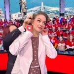 Maria Bersenyova Instagram - #ялюблюмоюстрану 🇷🇺♥️ и хоть это не только название программы, сейчас именно о ней. Из серии #гдемыбылимынескажемачтоделалипокажем называется…😅 Когда будет не знаю. Кто выиграл бы тоже не сказала, но по «кубкам» в руках команды противников, совершенно очевидно, что продули мы…😝 Хоть и не с позором, и не из-за неправильных ответов (они были конечно, чего греха таить, при чем что обидно - самые очевидные, но в панике и на стрессе бывает забываешь и элементарные вещи), а просто потому что в этот раз нам повезло… «чуть меньше»👌🏻😂 У нас была потрясающая команда и я получила огромное удовольствие в процессе! @dartmill @svetlana1kulakova @kolbasavva 💪🏻🥰 Спасибо, ребята, вы все равно ЛУЧШИЕ!!! 😅🙌🏻 Было много юмора, смеха и неожиданностей) Например в одном конкурсе нам с Димой пришлось даже спеть дуэтом (он не знал слов😂 , а я, совершенно не в своей тональности, пробасИла нужные «закрытые» строчки ПРАВИЛЬНО!👌🏻😅) Борьба была напряженной до последней минуты и самое главное, что исход игры мог поменяться в любую секунду, что придавало каждому испытанию особенное напряжение и …вселяло надежду) 😅 В общем, независимо от результатов, мы ВСЕ получили яркие эмоции и море позитива! Спасибо команде соперников! @igorlantratov @annachurina #ВалерияКораблева #АнатолийКузичев и хоть проигрываю я крайне редко, делаю это достойно))) а когда противоборствующая сторона - сильные и умные, то вдвойне приятно и проиграть не стыдно! 😅👍🏻 P.S. А еще.., приятные бонусы - когда приехала и забегала в съемочный павильон, встретила любимого @sterzhakov_official , а когда убегала обожаемую oksana_stashenko ♥️ Наобнимались. Не наговорились) - Совместить приятное с полезным?.. #люблюумеюпрактикую 😌👌🏻 ХОЧУ ЕЩЕ!!! 😅🫶🏻 @olgagrinyuk_shop @olgagrinyuk #dress @ksenia_knyazeva #coat #blazer Видели такую программу?