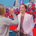 Maria Bersenyova Instagram - #ялюблюмоюстрану 🇷🇺♥️ и хоть это не только название программы, сейчас именно о ней. Из серии #гдемыбылимынескажемачтоделалипокажем называется…😅 Когда будет не знаю. Кто выиграл бы тоже не сказала, но по «кубкам» в руках команды противников, совершенно очевидно, что продули мы…😝 Хоть и не с позором, и не из-за неправильных ответов (они были конечно, чего греха таить, при чем что обидно - самые очевидные, но в панике и на стрессе бывает забываешь и элементарные вещи), а просто потому что в этот раз нам повезло… «чуть меньше»👌🏻😂 У нас была потрясающая команда и я получила огромное удовольствие в процессе! @dartmill @svetlana1kulakova @kolbasavva 💪🏻🥰 Спасибо, ребята, вы все равно ЛУЧШИЕ!!! 😅🙌🏻 Было много юмора, смеха и неожиданностей) Например в одном конкурсе нам с Димой пришлось даже спеть дуэтом (он не знал слов😂 , а я, совершенно не в своей тональности, пробасИла нужные «закрытые» строчки ПРАВИЛЬНО!👌🏻😅) Борьба была напряженной до последней минуты и самое главное, что исход игры мог поменяться в любую секунду, что придавало каждому испытанию особенное напряжение и …вселяло надежду) 😅 В общем, независимо от результатов, мы ВСЕ получили яркие эмоции и море позитива! Спасибо команде соперников! @igorlantratov @annachurina #ВалерияКораблева #АнатолийКузичев и хоть проигрываю я крайне редко, делаю это достойно))) а когда противоборствующая сторона - сильные и умные, то вдвойне приятно и проиграть не стыдно! 😅👍🏻 P.S. А еще.., приятные бонусы - когда приехала и забегала в съемочный павильон, встретила любимого @sterzhakov_official , а когда убегала обожаемую oksana_stashenko ♥️ Наобнимались. Не наговорились) - Совместить приятное с полезным?.. #люблюумеюпрактикую 😌👌🏻 ХОЧУ ЕЩЕ!!! 😅🫶🏻 @olgagrinyuk_shop @olgagrinyuk #dress @ksenia_knyazeva #coat #blazer Видели такую программу?