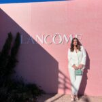 Maria Botelho Moniz Instagram – Orgulhosamente Embaixadora da Lancôme 🩷 que desta vez me levou numa visita flash à Maisôn Lancôme em Madrid. Obrigada, @lancomeofficial que esta nossa viagem bonita continue por muitos e bons anos. 🌸 #pub

Styling: @dianarconceicao 
Fato: @elcorteinglespt 
Jóias   mala: @tousjewelry 
Sapatos: @aldo_shoes 
Partners in crime: @mais.que.uma

#lancome #lavieestbelle #teintidoleultrawear #renergie