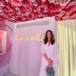 Maria Botelho Moniz Instagram – Orgulhosamente Embaixadora da Lancôme 🩷 que desta vez me levou numa visita flash à Maisôn Lancôme em Madrid. Obrigada, @lancomeofficial que esta nossa viagem bonita continue por muitos e bons anos. 🌸 #pub

Styling: @dianarconceicao 
Fato: @elcorteinglespt 
Jóias   mala: @tousjewelry 
Sapatos: @aldo_shoes 
Partners in crime: @mais.que.uma

#lancome #lavieestbelle #teintidoleultrawear #renergie